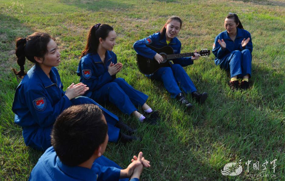 Mulheres v?o pilotar bombardeiro chinês FBC-1 pela primeira vez