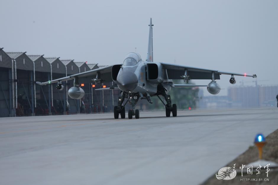 Mulheres v?o pilotar bombardeiro chinês FBC-1 pela primeira vez