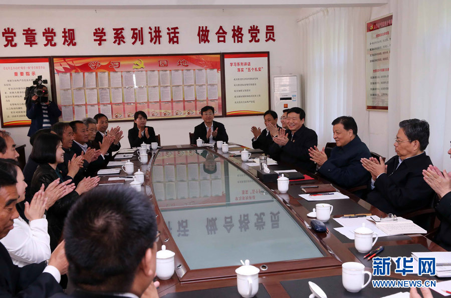 Alto líder chinês destaca constru??o do Partido em nível de comunidade