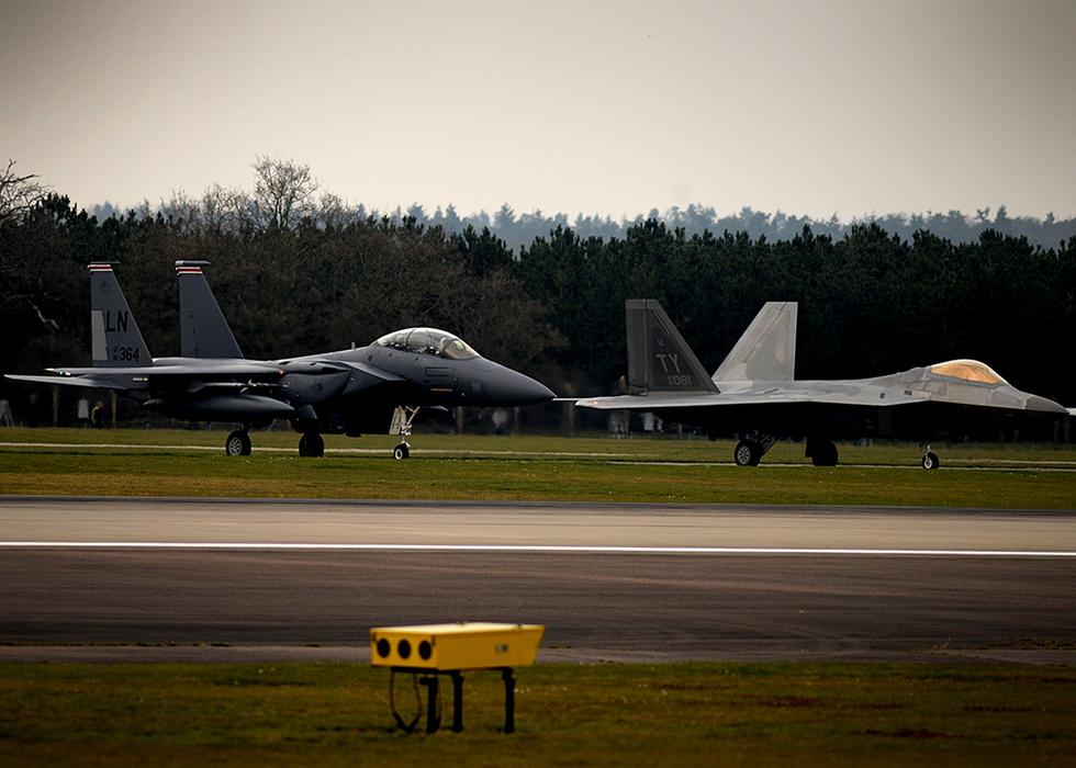 Ca?as F-22A chegam ao Reino Unido