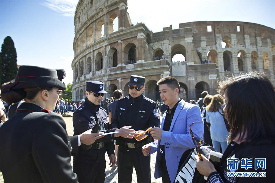 Policiais chineses fazem patrulha em Roma e Mil?o