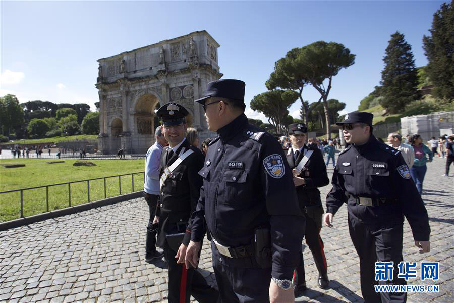 Policiais chineses fazem patrulha em Roma e Mil?o