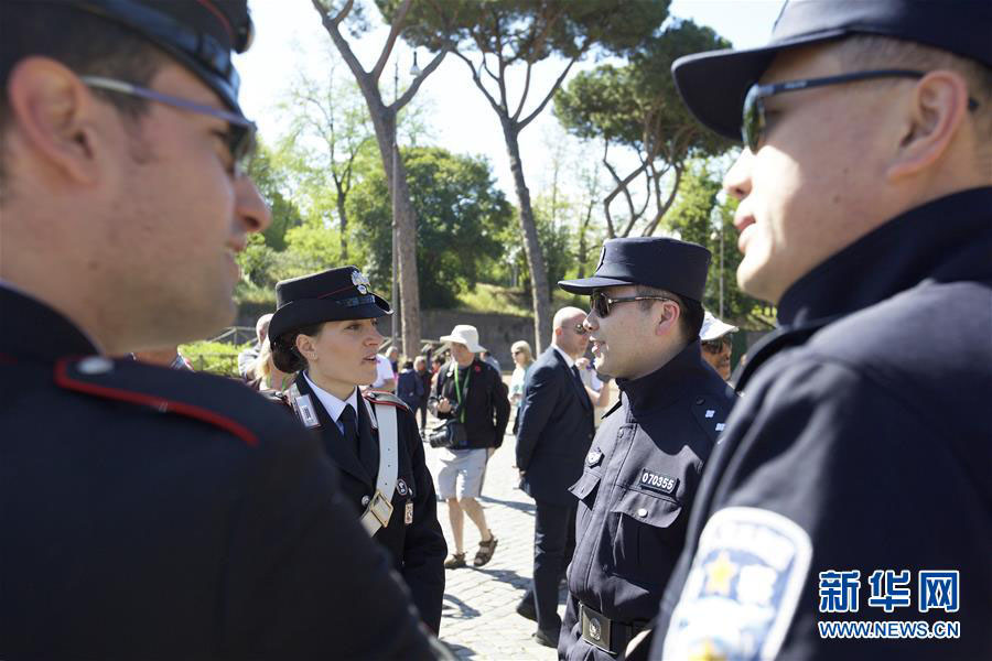 Policiais chineses fazem patrulha em Roma e Mil?o