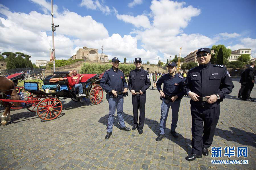 Policiais chineses fazem patrulha em Roma e Mil?o