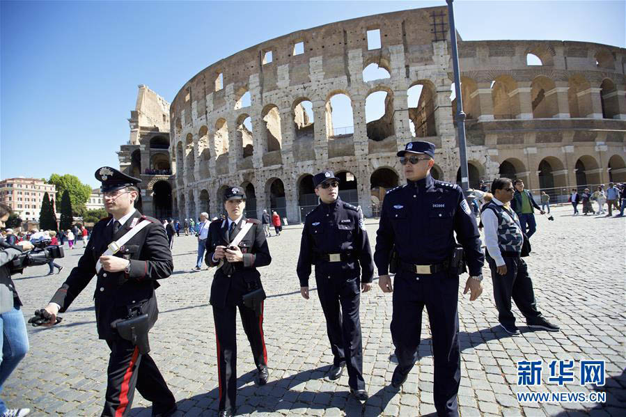 Policiais chineses fazem patrulha em Roma e Mil?o