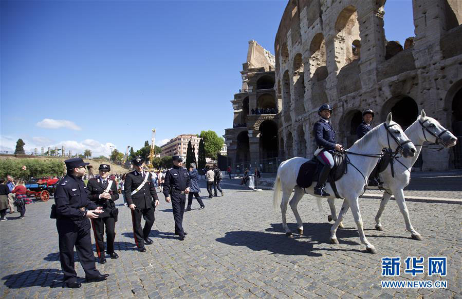 Policiais chineses fazem patrulha em Roma e Mil?o