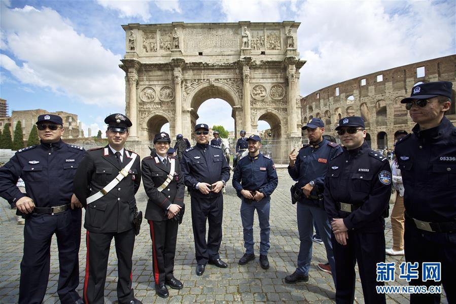 Policiais chineses fazem patrulha em Roma e Mil?o
