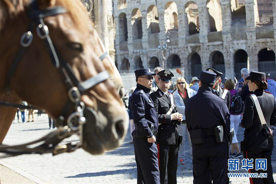 Policiais chineses fazem patrulha em Roma e Mil?o