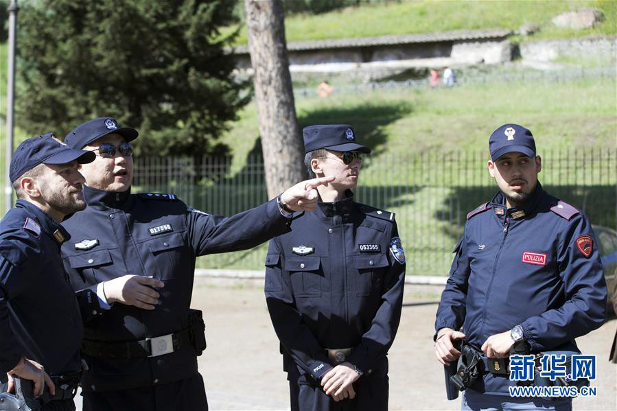 Policiais chineses fazem patrulha em Roma e Mil?o