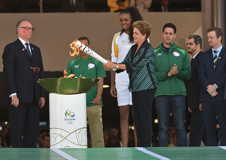 Rio 2016: Tocha olímpica do Rio 2016 come?a giro de 95 dias pelo Brasil