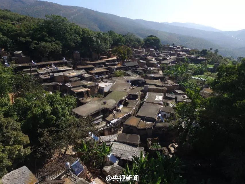Aldeia antiga com casas construidas por fósseis de 375 milh?es de anos