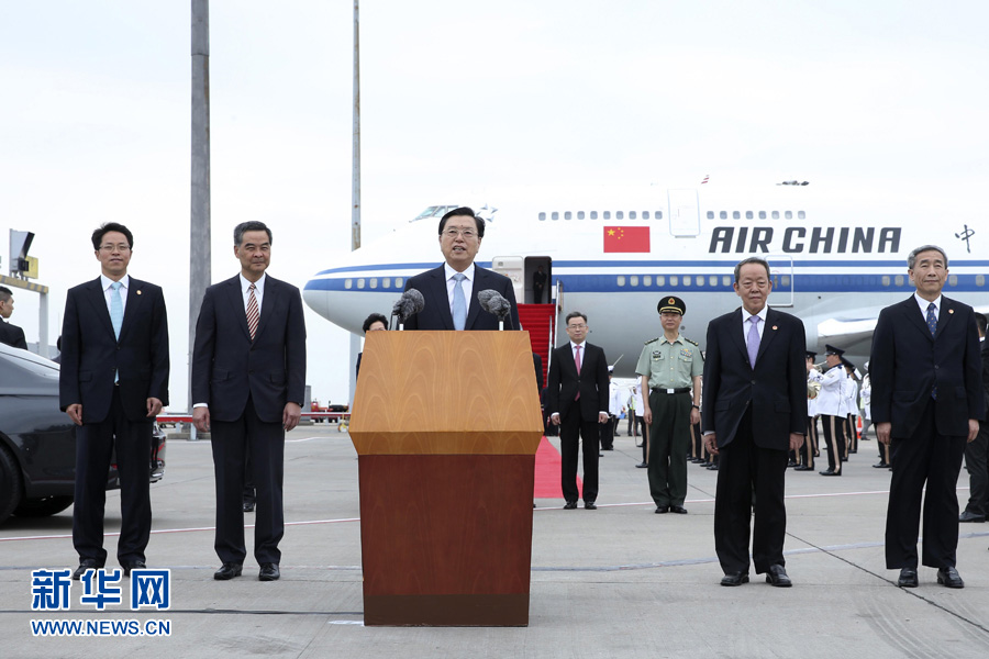 Chefe do Legislativo chinês chega a Hong Kong para Cúpula do Cintur?o e Rota e viagem de inspe??o
