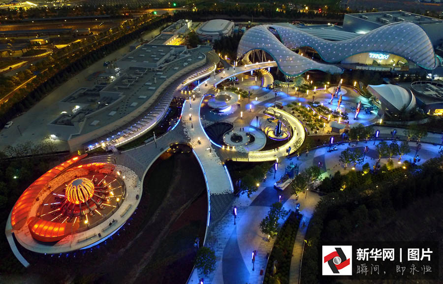 Paisagens noturnas da Disneylandia de Shanghai