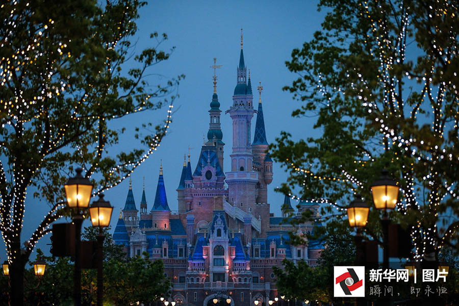 Paisagens noturnas da Disneylandia de Shanghai