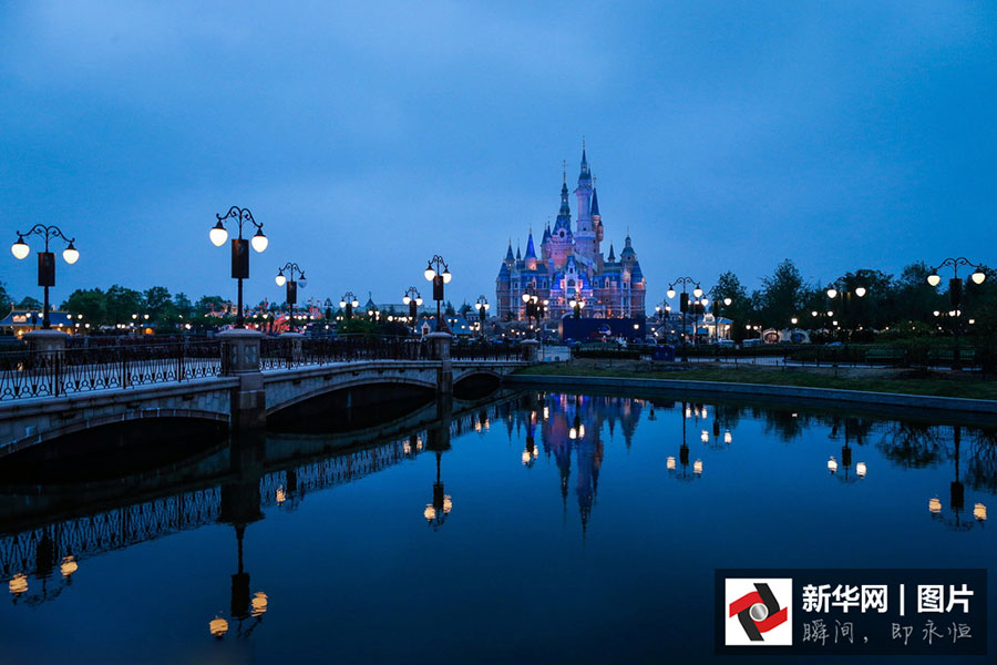 Paisagens noturnas da Disneylandia de Shanghai