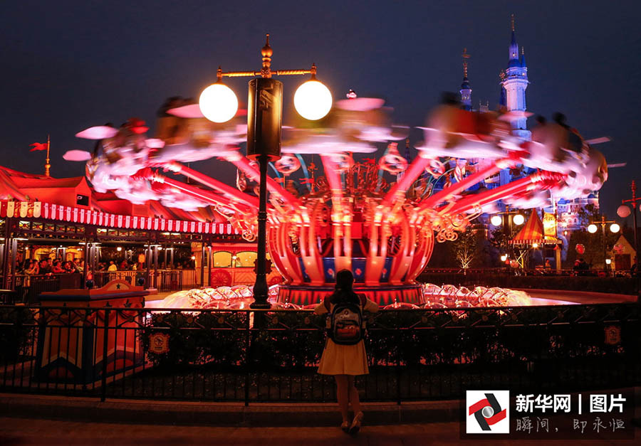 Paisagens noturnas da Disneylandia de Shanghai