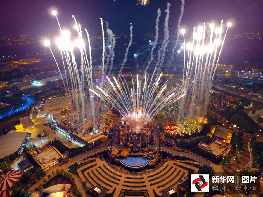 Paisagens noturnas da Disneylandia de Shanghai