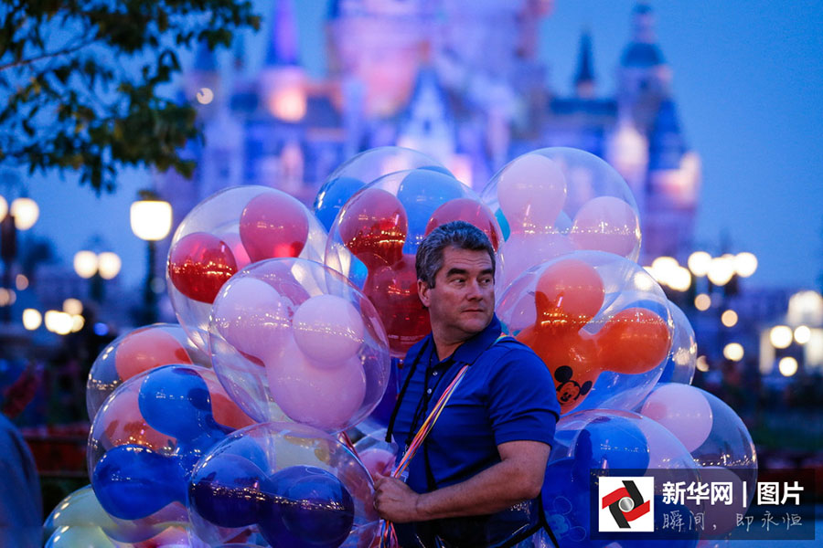 Paisagens noturnas da Disneylandia de Shanghai