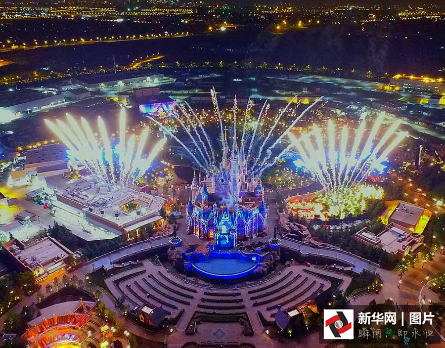 Paisagens noturnas da Disneylandia de Shanghai