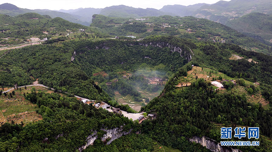 Drone fotografa “cora??o de terra” no oeste da China
