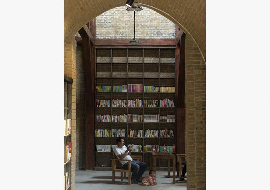 Biblioteca-caverna atrai leitores no centro da China