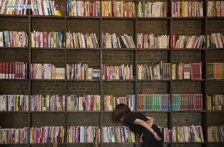 Biblioteca-caverna atrai leitores no centro da China