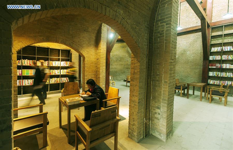 Biblioteca-caverna atrai leitores no centro da China