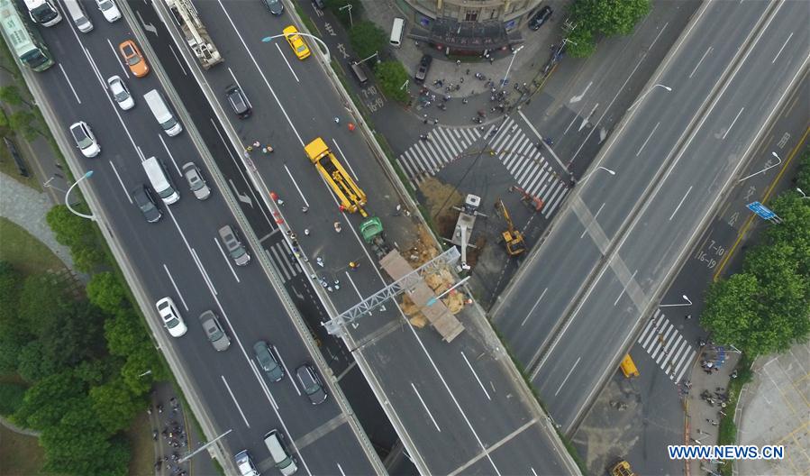 Caminh?o com carga acima do peso tomba em viaduto de Shanghai