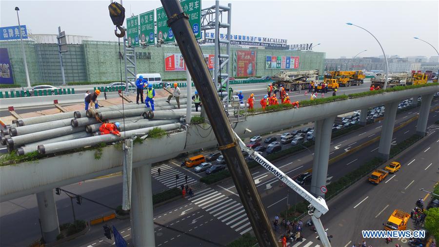Caminh?o com carga acima do peso tomba em viaduto de Shanghai
