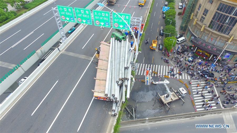 Caminh?o com carga acima do peso tomba em viaduto de Shanghai