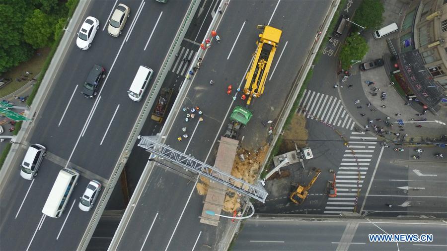 Caminh?o com carga acima do peso tomba em viaduto de Shanghai