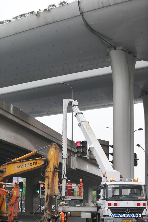 Caminh?o com carga acima do peso tomba em viaduto de Shanghai