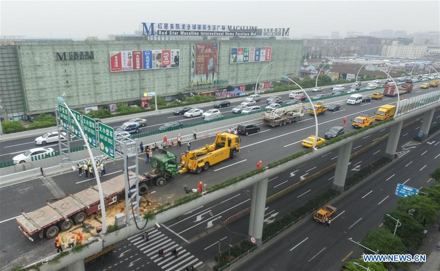 Caminh?o com carga acima do peso tomba em viaduto de Shanghai