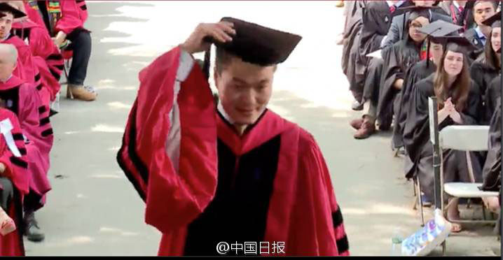 Universidade de Harvard tem aluno chinês discursando na gradua??o pela primeira vez
