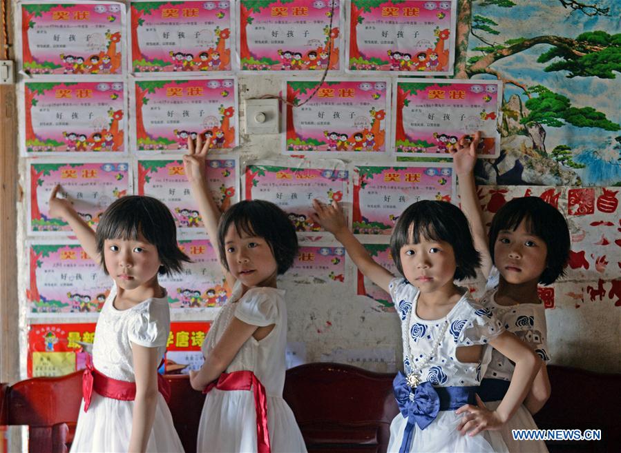Meninas quádruplas celebram o Dia das Crian?as em Jiangxi