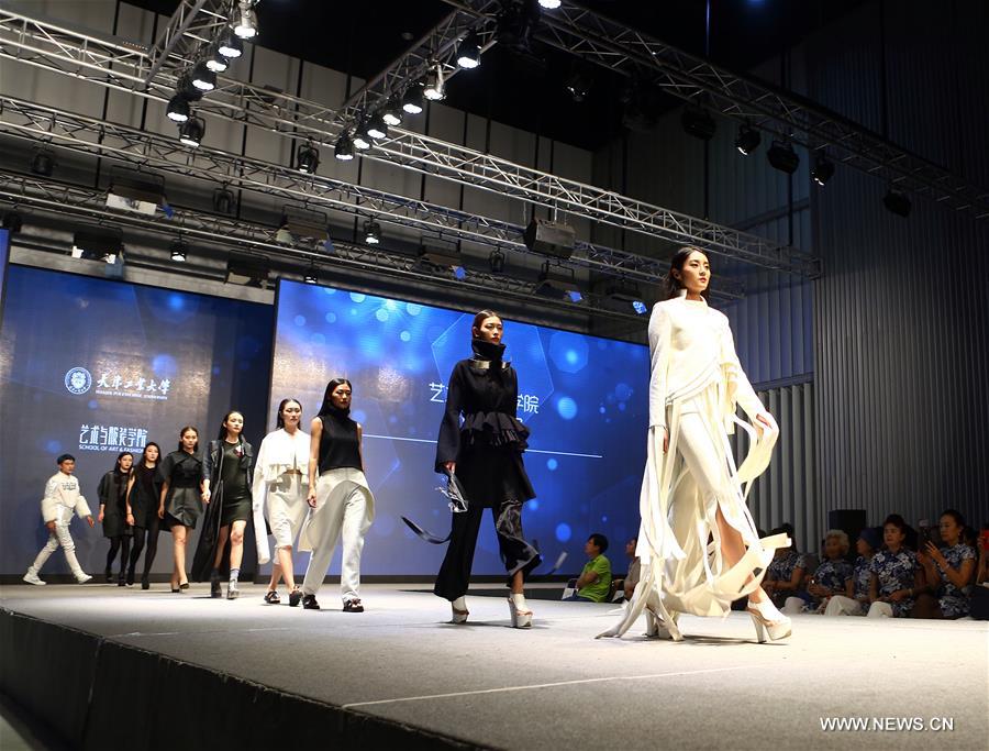 Desfile de moda marca formatura em Tianjin