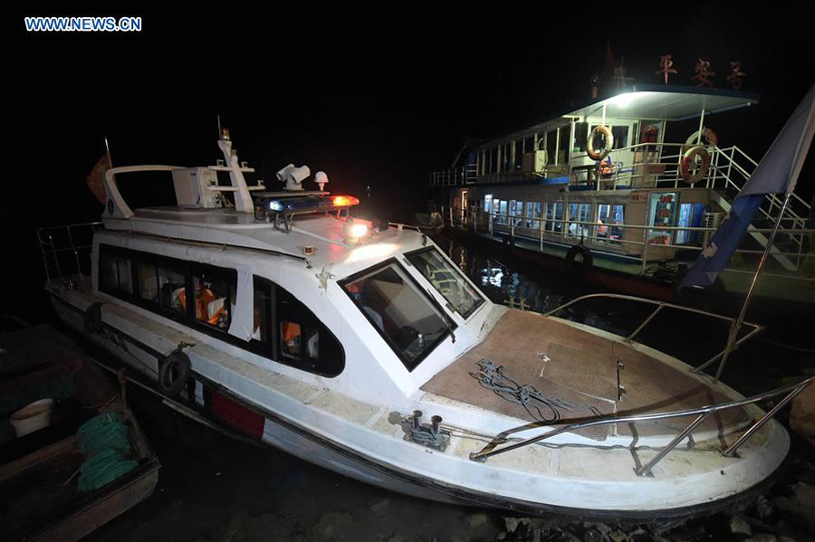 Passeios de barco s?o suspensos após embarca??o virar