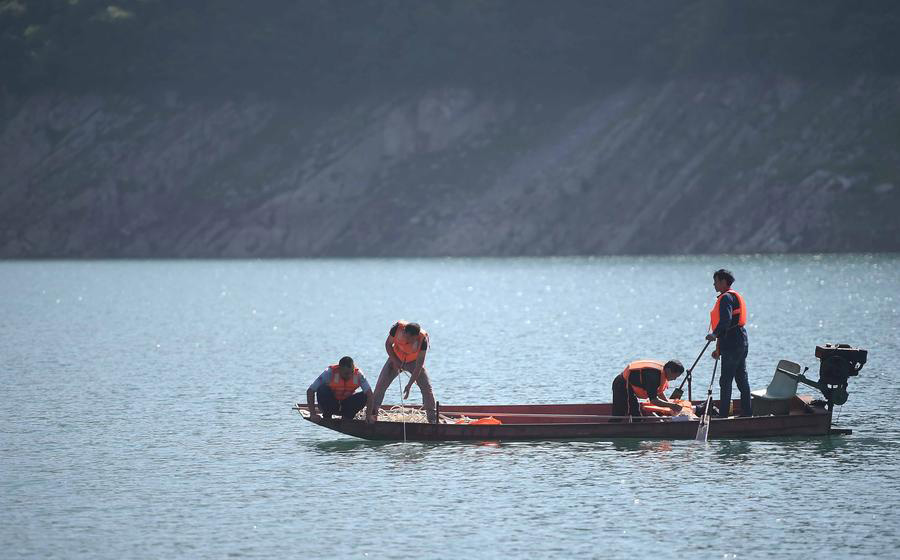 Passeios de barco s?o suspensos após embarca??o virar