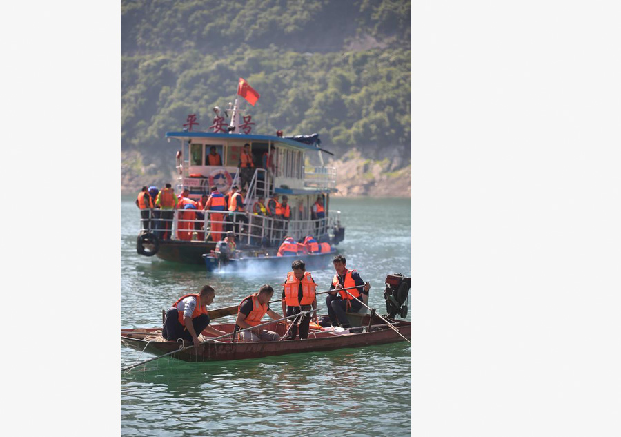 Passeios de barco s?o suspensos após embarca??o virar