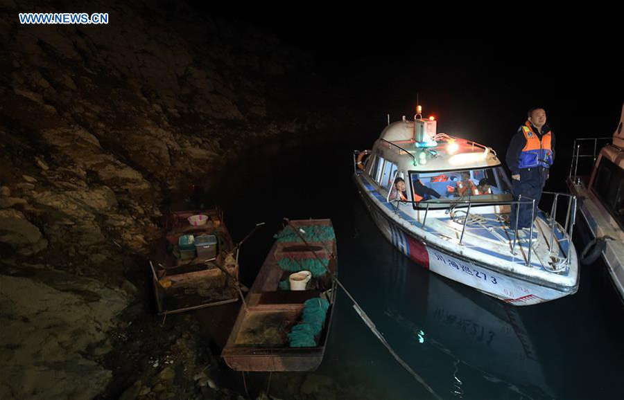 Passeios de barco s?o suspensos após embarca??o virar