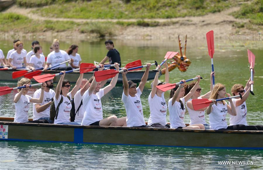 Croácia realiza competi??o de barcos-drag?o