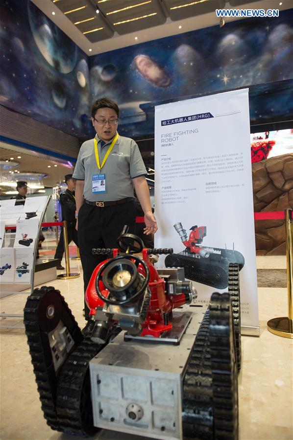 Centro teste de rob?s recebe visitantes no sudoeste da China