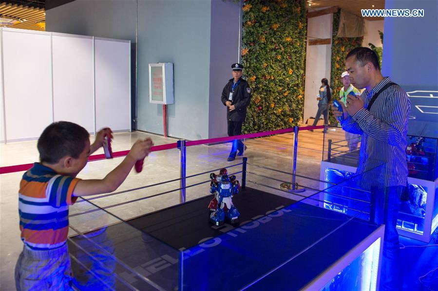 Centro teste de rob?s recebe visitantes no sudoeste da China