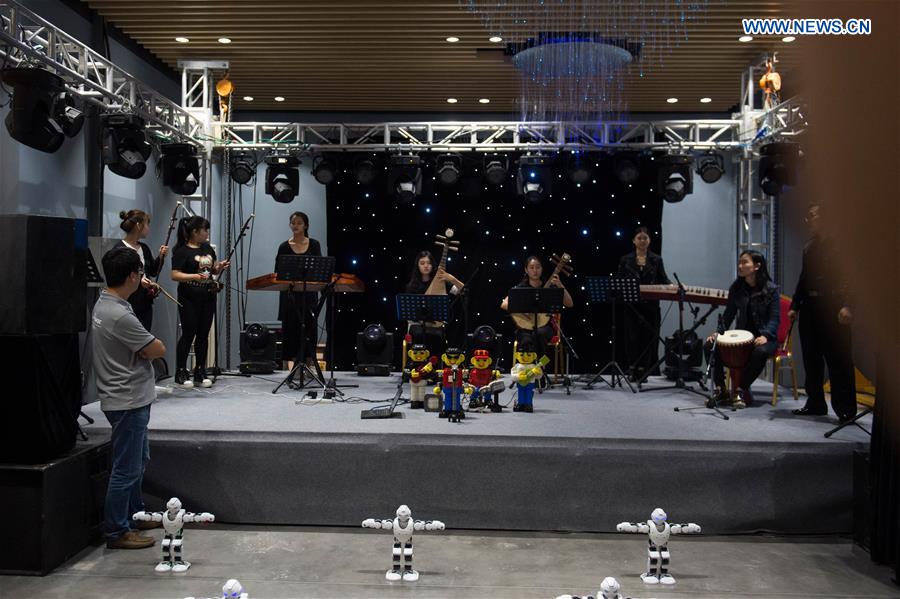 Centro teste de rob?s recebe visitantes no sudoeste da China