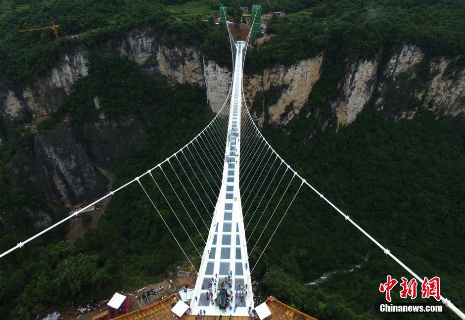 Ponte de vidro mais comprida e alta no mundo recebe teste de seguran?a