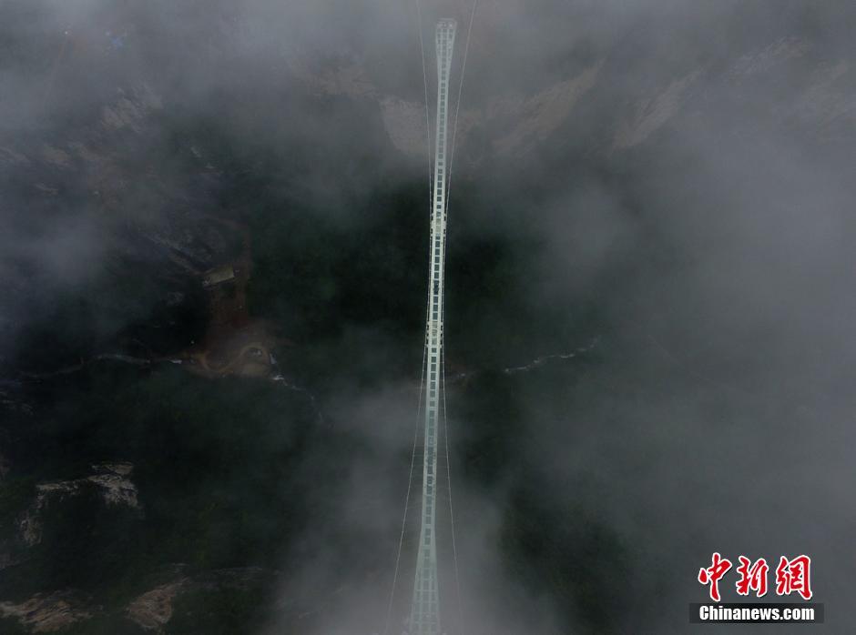 Ponte de vidro mais comprida e alta no mundo recebe teste de seguran?a