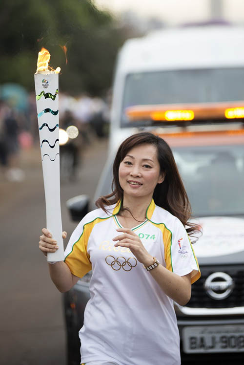 Personalidades chinesas participam do revezamento de tocha olímpica do Rio 2016