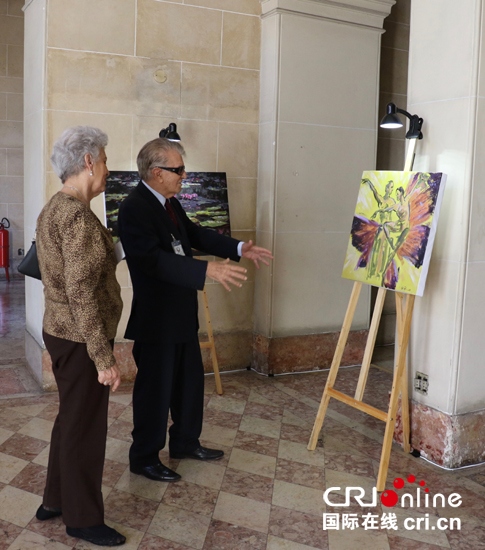 Artista chinês realiza exposi??o com temas olímpicos
