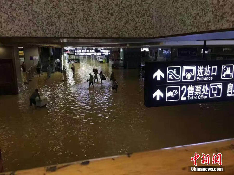 Alagamento inunda a cidade chinesa à beira do rio Yangzté