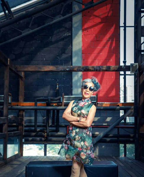 Vovó chinesa com “sentido de moda apurado” atrai aten??o nas redes sociais